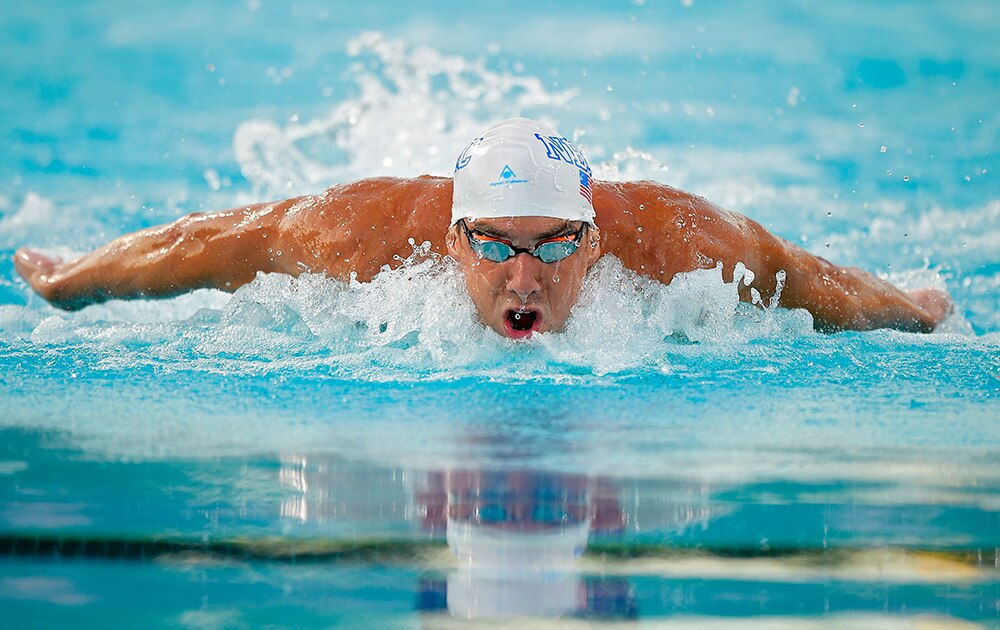 इरविन में 100 मीटर की स्पर्धा में हिस्सा लेते तैराक माइकल फेल्पस।