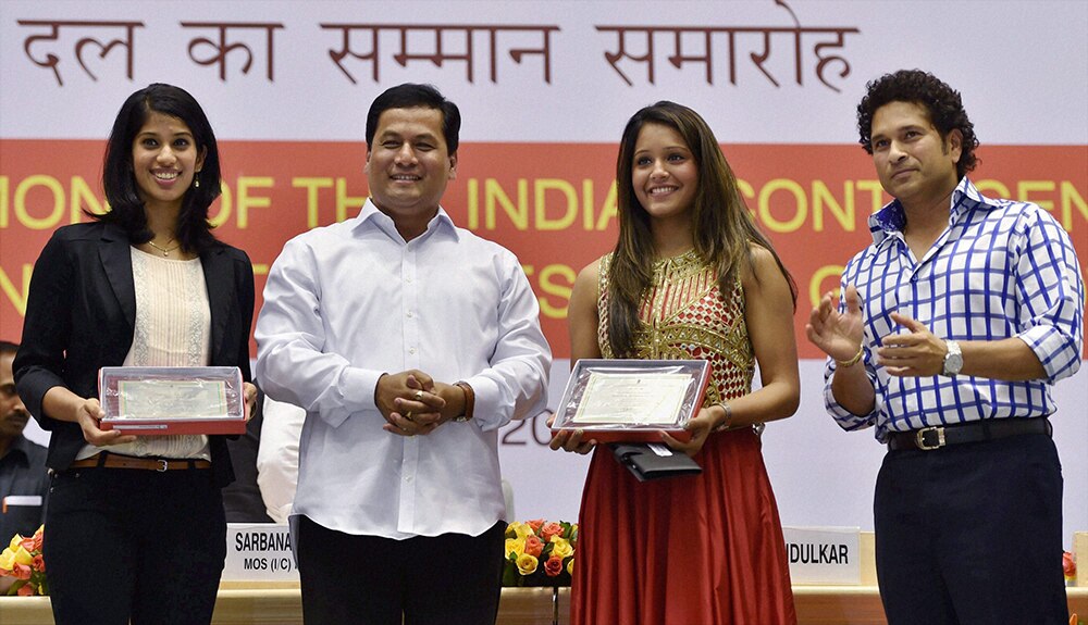 नई दिल्ली में राष्ट्रमंडल खेल 2014 के पदक विजेताओं दिपिका पल्लिकल एवं जोशना चिनप्पा को सम्मानित करने के बाद खेल मंत्री एस, सोनवाल एवं सचिन तेंदुलकर।
