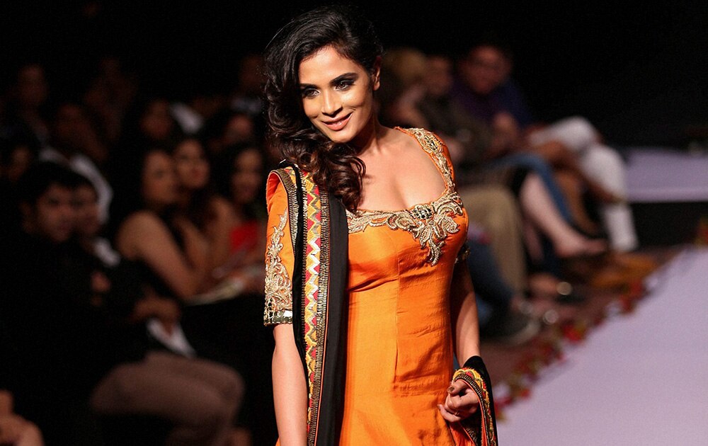 बेंगलुरू फैशन वीक के पहले दिन अर्चना कोचर के डिजायन कपड़ों को पेश करती अभिनेत्री रिचा चड्ढा।