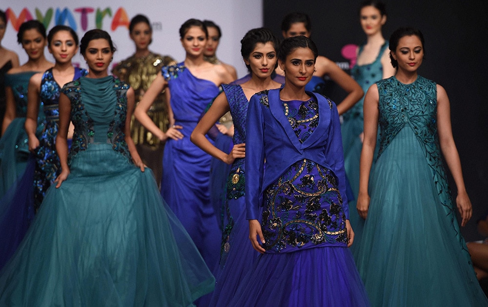 बेंगलुरू फैशन वीक के दौरान डिजायनर ललित डालमिया के पोशाकों को पेश करतीं मॉडल्स।
