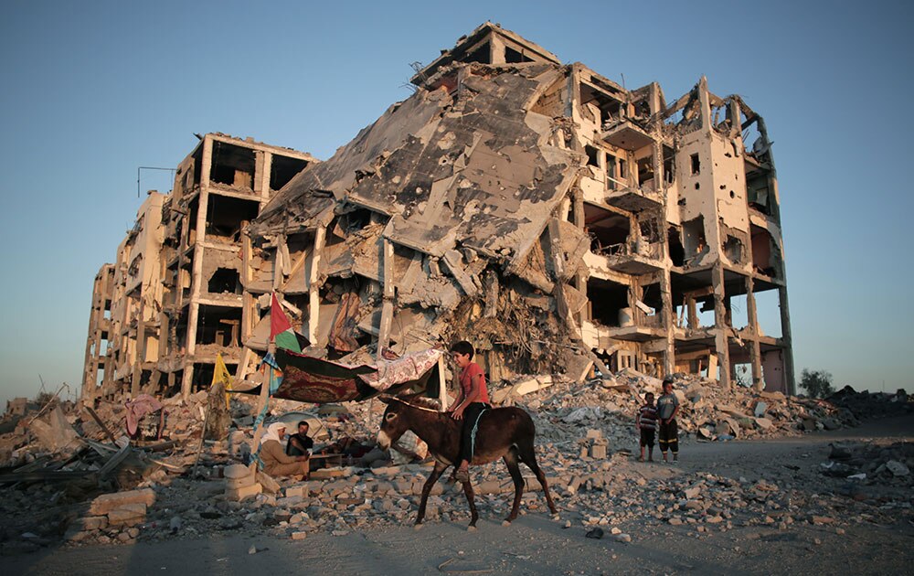 उत्तरी गाजा पट्टी में इजराइल हमले में तबाह नाडा टावर। 