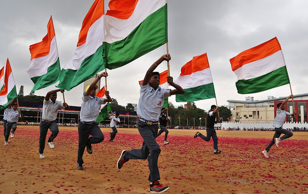 बैंगलोर में तिरंगे को लेकर दौड़ प्रतियोगिता में शिरकत करते स्कूली बच्चे। 