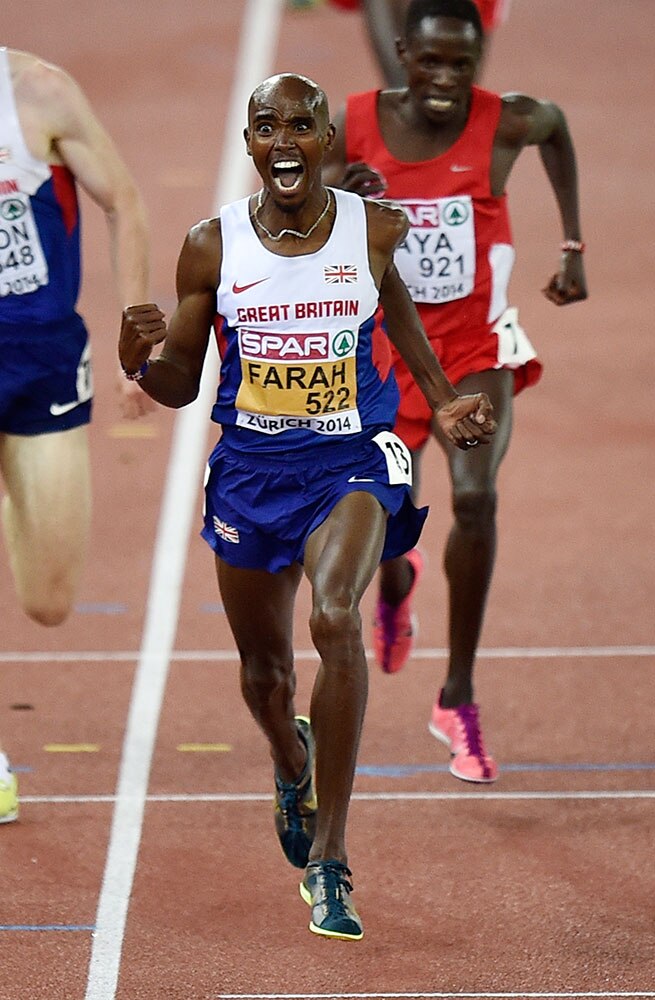 स्विट्जरलैंड में यूरोपीय एथलेटिक्स चैम्पियनशिप के दौरान पुरूषों के 10,000 मीटर वर्ग में स्वर्ण पदक जीतने के बाद प्रसन्न मुद्रा में ब्रिटेन के धावक मोहम्मद फराह।