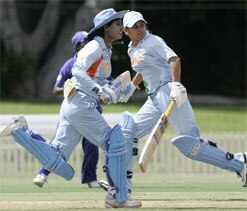 इंग्लैंड के सामने धोनी की टीम पस्त, जबकि भारतीय महिला टीम ने 6 विकेट से रौंदा
