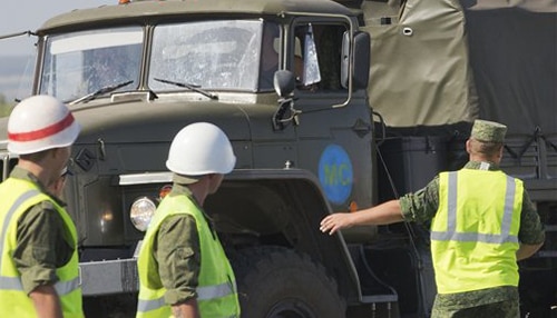 यूक्रेन की सीमा पर रूसी काफिले के रुके रहने पर तनाव बढ़ा