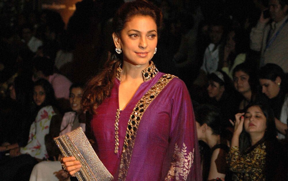 मुंबई में लक्मे फैशन वीक के दौरान रैंप पर अभिनेत्री जूही चावला।