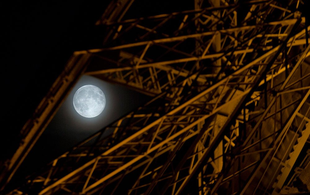 पेरिस में एफिल टॉवर के पास 2014 का तीसरा और अंतिम सुपरमून।