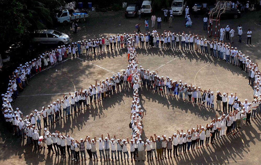 मुंबई में छात्रों ने एक विशाल झुंड बनाकर पीस सिंबल बनाया। 