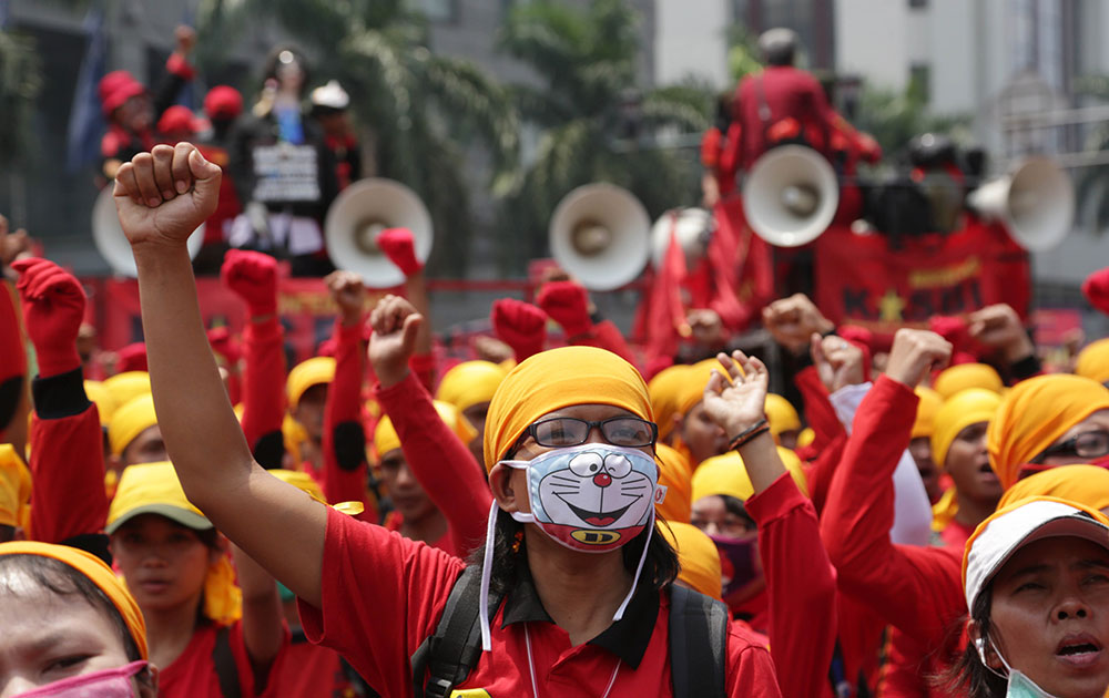 इंडोनेशिया के जकार्ता में निकली एक रंग बिरंगी रैली। 
