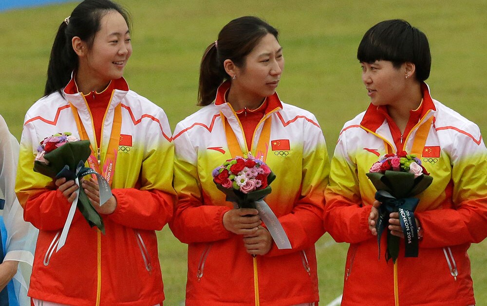 इंचियोन में तीरंदाजी में पदक जीतने के बाद चीन की झू ज्यूमेन, शू जिंग और चेंग मिंग।