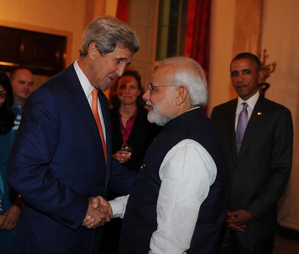 अमेरिका: व्‍हाइट हाऊस में आयोजित डिनर कार्यक्रम के दौरान प्रधानमंत्री नरेंद्र मोदी और अमेरिका के विदेश मंत्री जॉन केरी। (फोटो सौजन्‍य: ट्वीटर) 