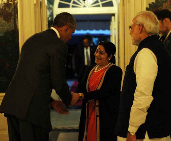 व्‍हाइट हाऊस में विदेश मंत्री सुषमा स्‍वराज से मिलते हुए अमेरिका के राष्‍ट्रपति बराक ओबामा। साथ हैं प्रधानमंत्री नरेंद्र मोदी। (फोटो सौजन्‍य: ट्वीटर)