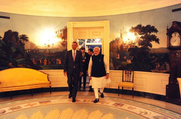 व्‍हाइट हाऊस में आयोजित डिनर कार्यक्रम में प्रधानमंत्री नरेंद्र मोदी का स्‍वागत करते हुए अमेरिकी राष्‍ट्रपति बराक ओबामा। (फोटो सौजन्‍य: ट्वीटर)
