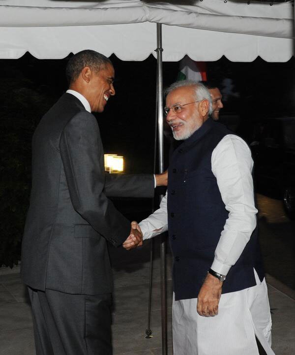 व्‍हाइट हाऊस में आयोजित डिनर कार्यक्रम में प्रधानमंत्री नरेंद्र मोदी का स्‍वागत करते हुए अमेरिकी राष्‍ट्रपति बराक ओबामा। (फोटो सौजन्‍य: ट्वीटर)
