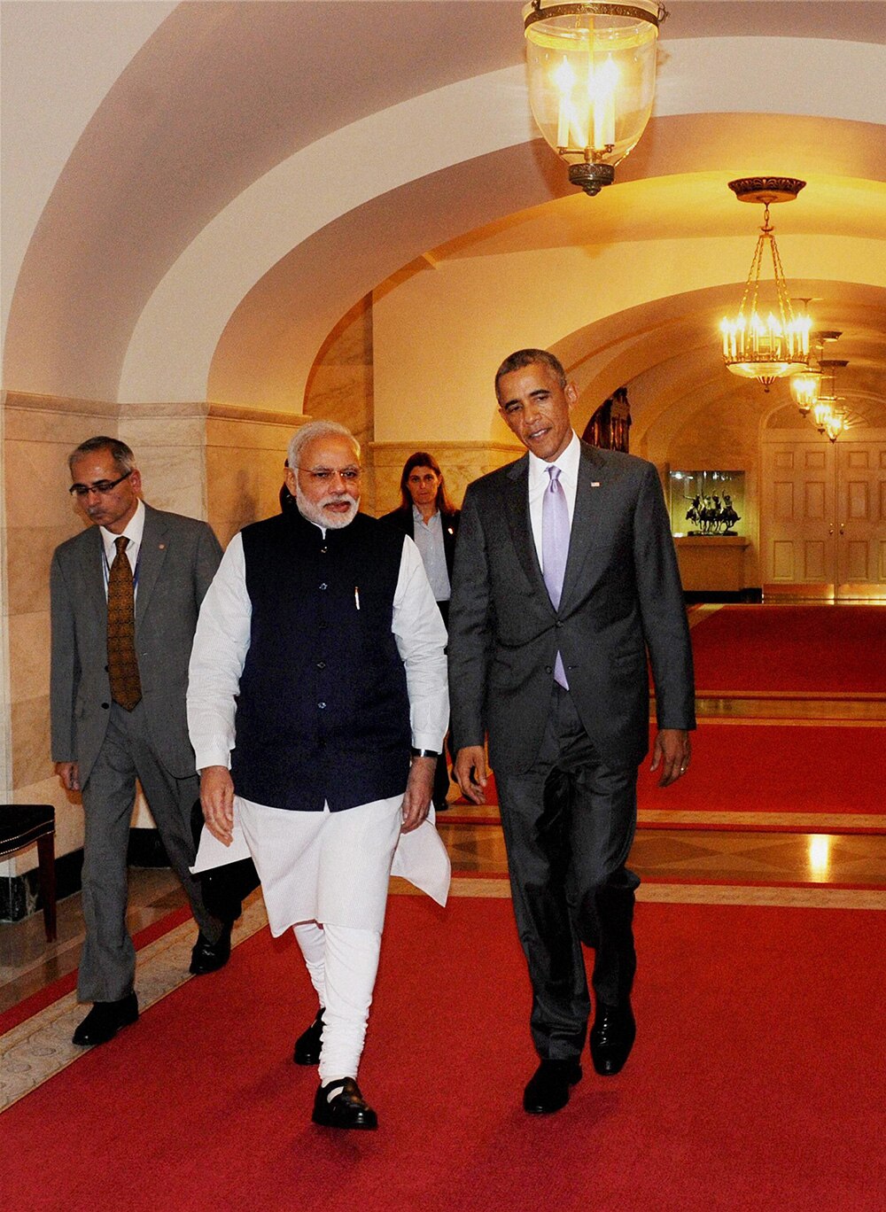 अमेरिका : व्‍हाइट हाऊस में आयोजित डिनर कार्यक्रम में प्रधानमंत्री नरेंद्र मोदी का स्‍वागत करते हुए अमेरिकी राष्‍ट्रपति बराक ओबामा। (फोटो सौजन्‍य: ट्वीटर)
