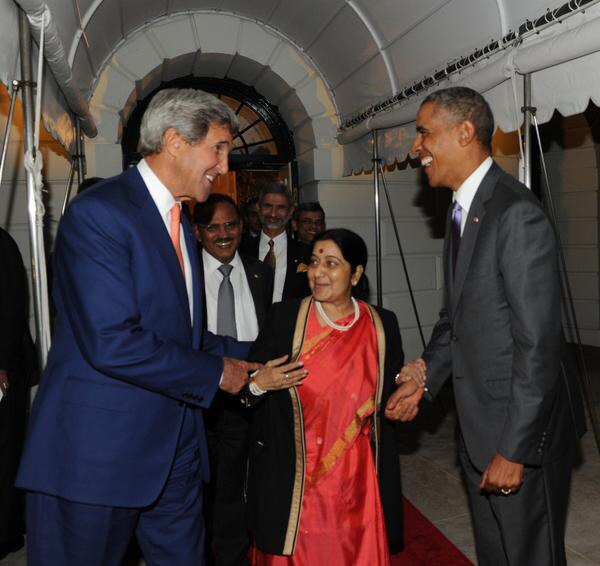 वाशिंगटन: व्‍हाइट हाऊस में सुषमा स्‍वराज का स्‍वागत करते अमेरिका के विदेश मंत्री जॉन केरी। साथ हैं अमेरिका के राष्‍ट्रपति बराक ओबामा। 