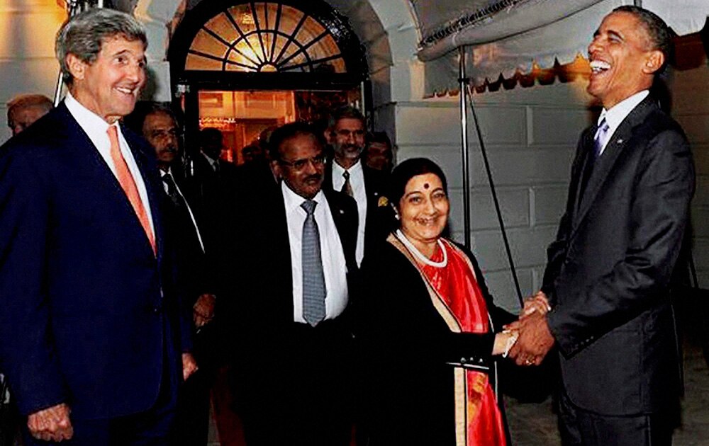 वाशिंगटन : व्‍हाइट हाऊस में सुषमा स्‍वराज से हाथ मिलाते हुए अमेरिका के राष्‍ट्रपति बराक ओबामा। साथ हैं अमेरिका के विदेश मंत्री जॉन केरी। 