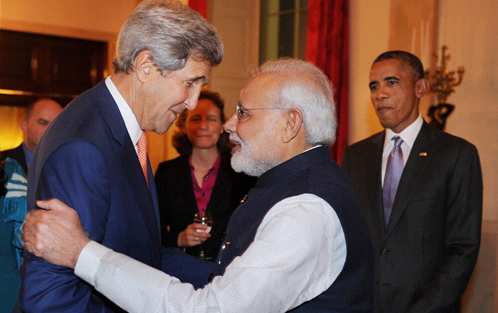 अमेरिका: राष्‍ट्रपति बराक ओबामा की ओर से आयोजित डिनर कार्यक्रम के दौरान अमेरिका के विदेश मंत्री जॉन केरी से मिलते हुए भारत के प्रधानमंत्री नरेंद्र मोदी। 