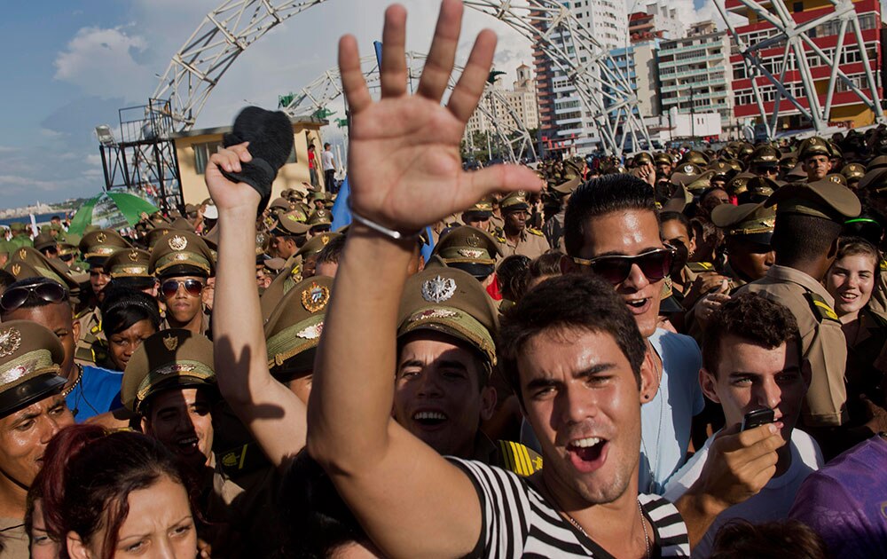 क्यूबा के हवाना में युवा सिंगर डेविड बलान्को के कंसर्ट का लुत्फ उठाते हुए। 