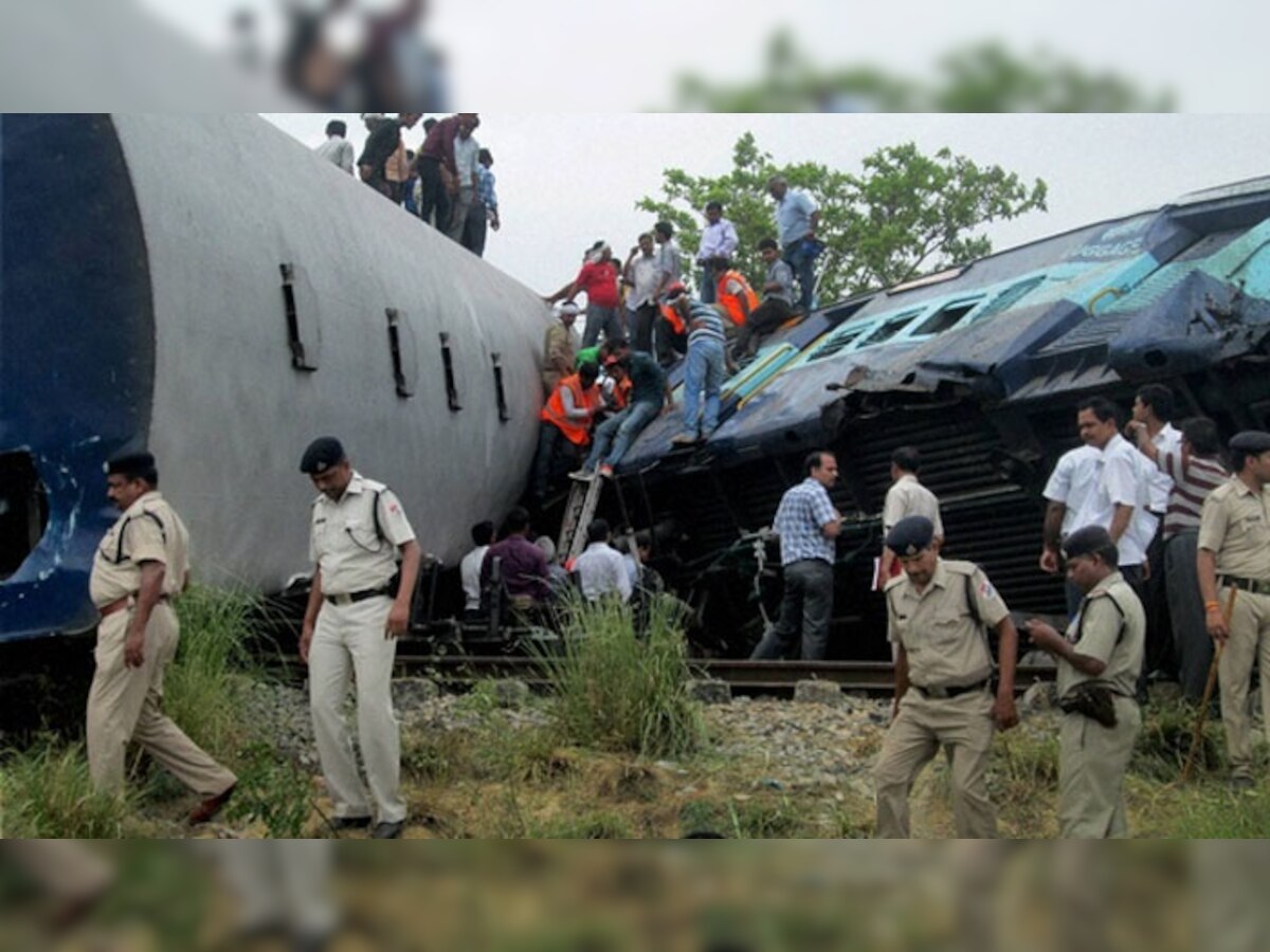यूपी में गोरखपुर के नजदीक दो ट्रेनों की टक्कर,  हादसे में 12 मरे, 45 घायल