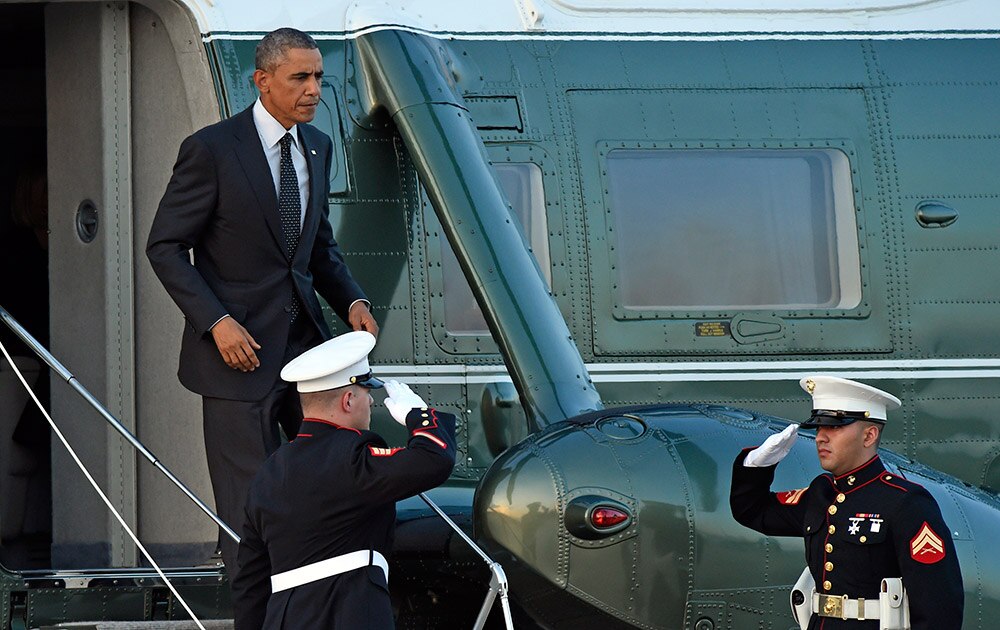 अमेरिका: एंड्रयूज एयर फोर्स बेस पर सैनिकों के साथ राष्‍ट्रपति बराक ओबामा। 