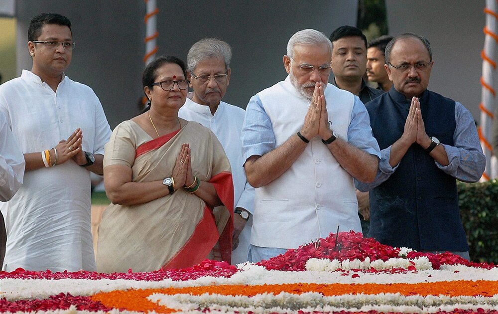 नई दिल्‍ली: विजय घाट पर पूर्व प्रधानमंत्री लाल बहादुर शास्‍त्री को उनकी जयंती पर श्रद्धांजलि अर्पित करते हुए प्रधानमंत्री नरेंद्र मोदी। 