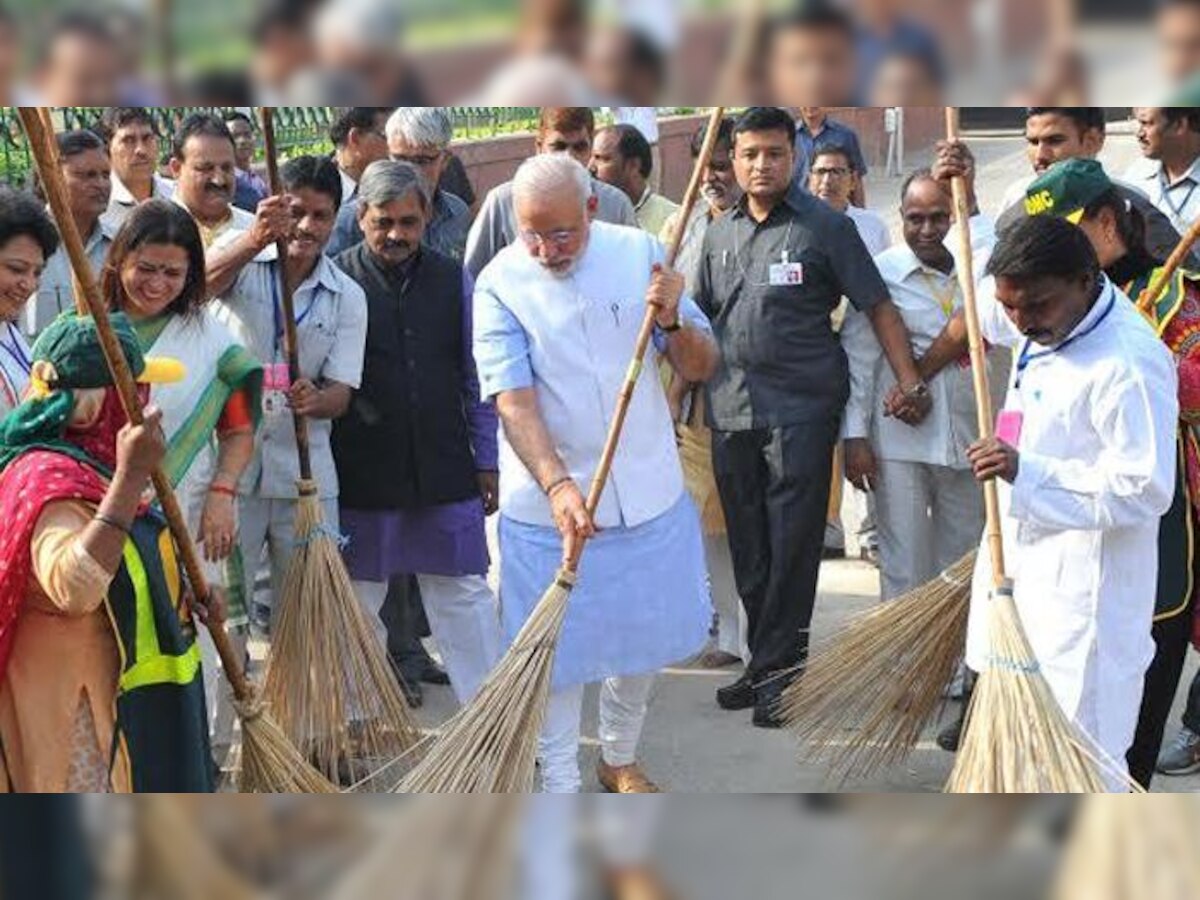 प्रधानमंत्री नरेंद्र मोदी ने झाड़ू लगाकर की ‘स्वच्छ भारत’ अभियान की शुरुआत, बोले-न मैं गंदगी करूंगा और न ही करने दूंगा