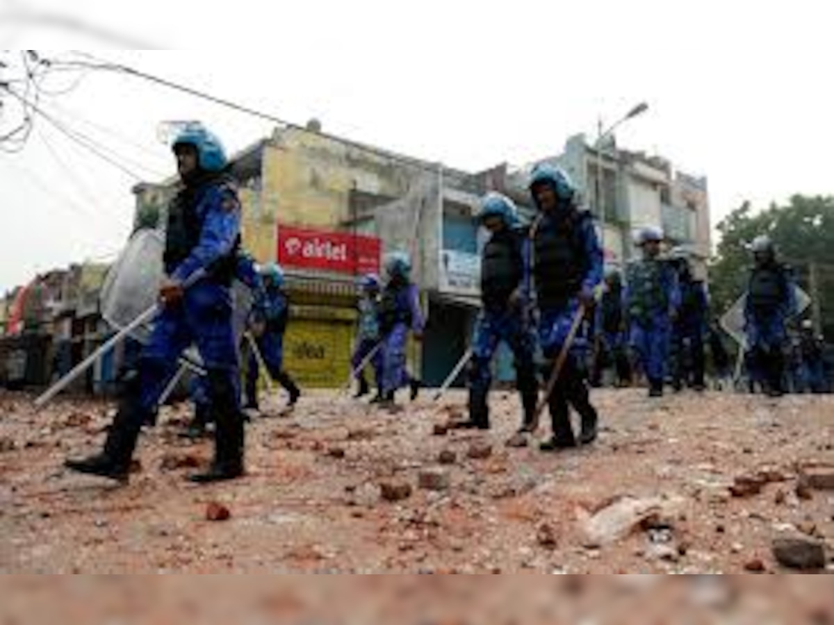 हिंसा ग्रस्त त्रिलोकपुरी में कर्फ्यू जैसे हालात