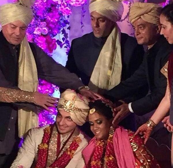 सलमान के पिता सलीम खान वर-वधू (अर्पिता और आयुष) को आशीर्वाद देते हुए।
(तस्वीर के लिए साभार- ट्विटर )