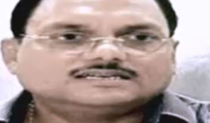यादव सिंह केसः खुद ने लूटा रिश्तेदारों में भी लुटाया, बौखलाए भाई ने तोड़े मीडियाकर्मियों के कैमरे यादव सिंह केसः खुद ने लूटा रिश्तेदारों में भी लुटाया, बौखलाए भाई ने तोड़े मीडियाकर्मियों के कैमरे