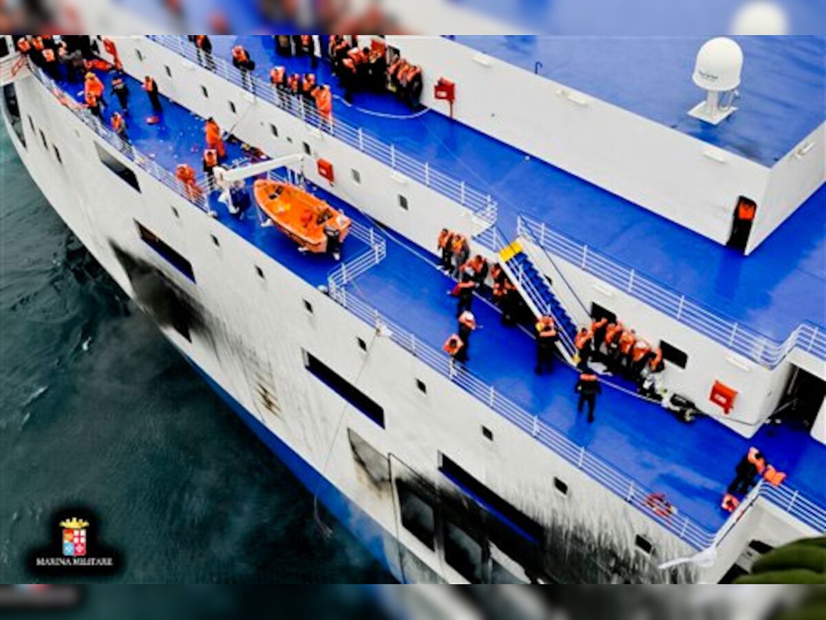 यूनान में नौका में आग लगने से एक की मौत, सैकड़ों अब भी फंसे