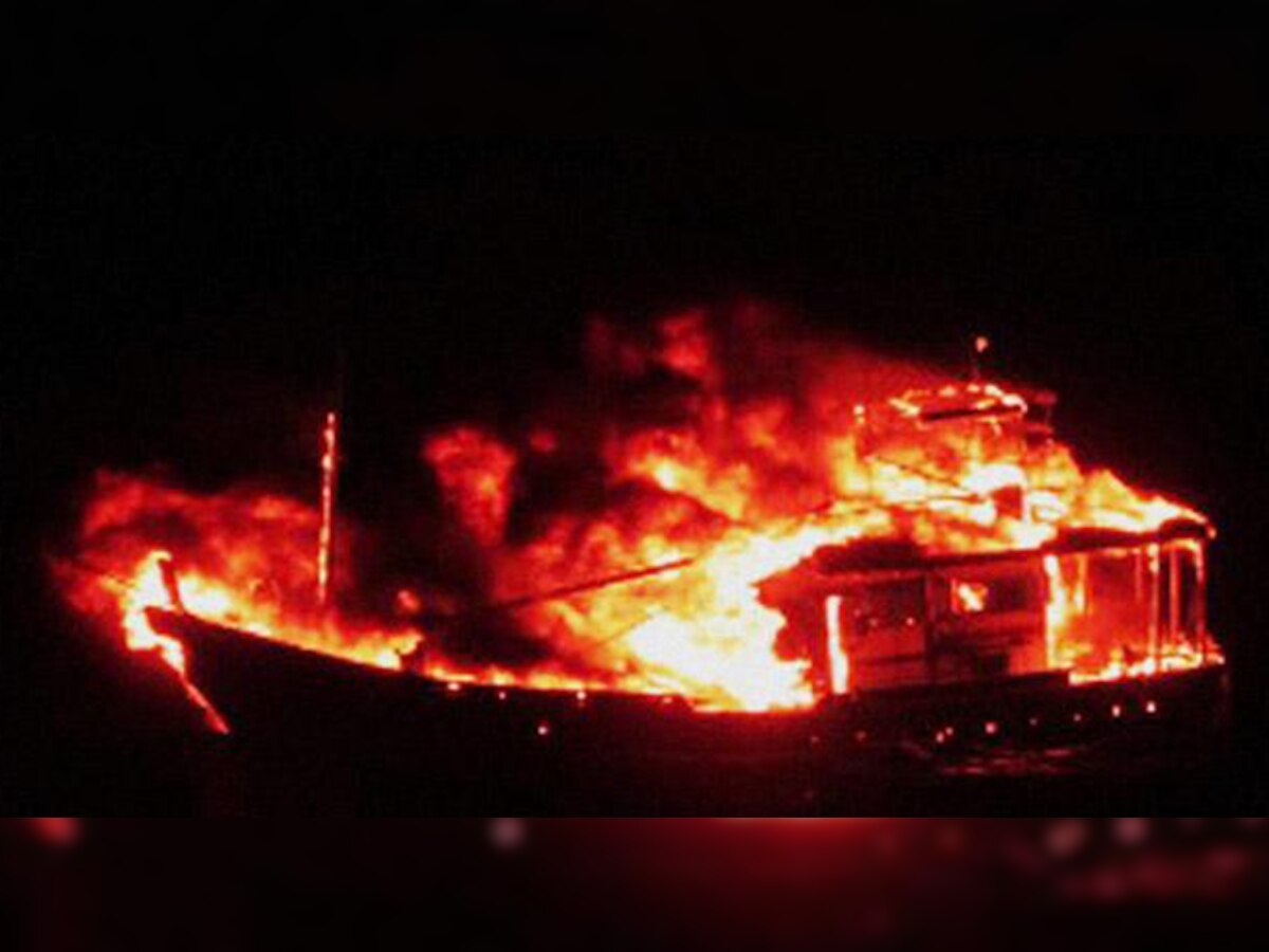 गुजरात के नजदीक संदिग्ध पाक नौका को भारतीय तटरक्षकों ने बीच समुद्र में घेरा, विस्फोट के बाद डूबी