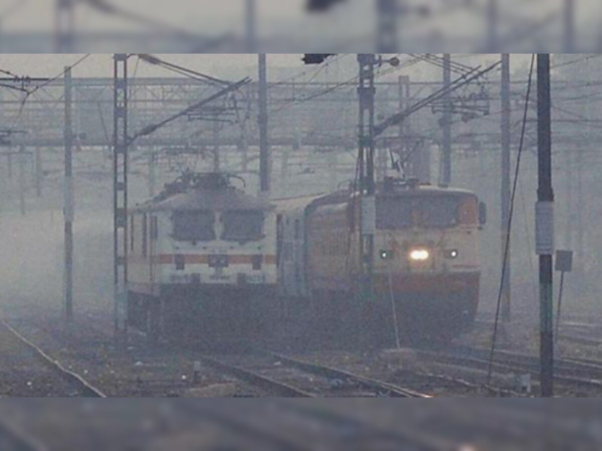 दिल्ली में घना कोहरा, 42 ट्रेनों का परिचालन प्रभावित