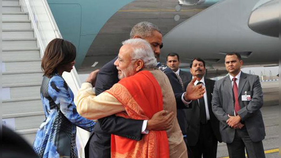 अमेरिकी राष्‍ट्रपति बराक ओबामा भारत पहुंचे, पीएम नरेंद्र मोदी ने गले लगाकर किया स्‍वागत