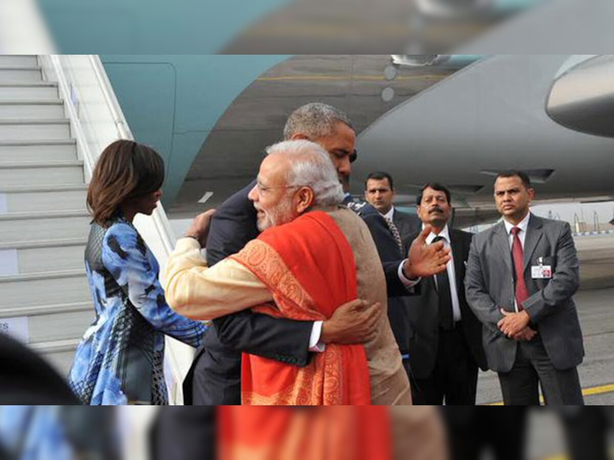 अमेरिकी राष्‍ट्रपति बराक ओबामा भारत पहुंचे, पीएम नरेंद्र मोदी ने गले लगाकर किया स्‍वागत
