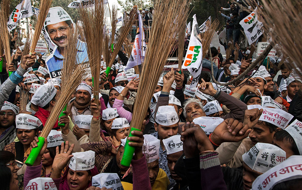 दिल्ली: विधानसभा चुनावों के मद्देनजर आम आदमी पार्टी के नेता अरविंद केजरीवाल की एक रैली के दौरान अपने हाथों में पार्टी का चुनाव चिन्ह झाड़ू थामे आम कार्यकर्ता।