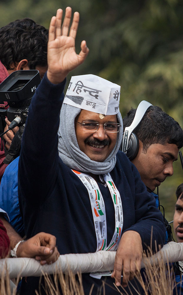 दिल्ली: विधानसभा चुनावों के मद्देनजर अपना नामांकन करने जाते समय पार्टी समर्थकों का हाथ हिलाकर अभिवादन करते हुए आम आदमी पार्टी के नेता अरविंद केजरीवाल।