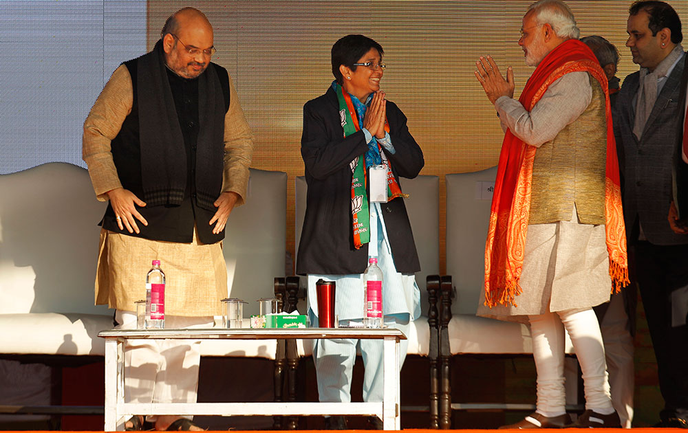 नई दिल्ली: बीजेपी की एक चुनावी रैली के दौरान प्रधानमंत्री नरेंद्र मोदी मंच पर मौजूद हैं साथ हैं बीजेपी की सीएम उम्मीदवार किरण बेदी और पार्टी अध्यक्ष अमित शाह।