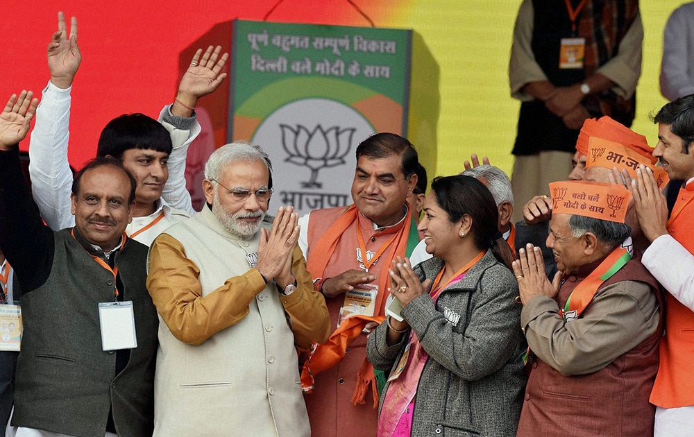 दिल्ली के रोहिणी में विधानसभा चुनावों के मद्देनजर एक चुनावी रैली में मंच पर बीजेपी नेताओं के साथ प्रधानमंत्री नरेंद्र मोदी।