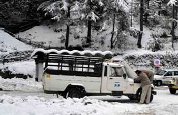 एक महीने से हो रही बर्फबारी, मुश्किल से जल रहे चूल्हे एक महीने से हो रही बर्फबारी, मुश्किल से जल रहे चूल्हे