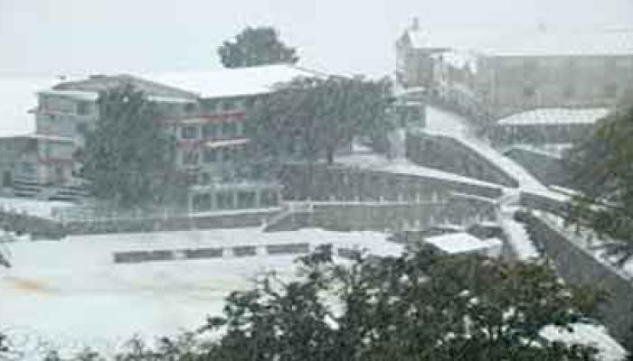 मौसम का बदला-बदला मिजाज, उत्तराखंड भारी बारिश और बर्फबारी मौसम का बदला-बदला मिजाज, उत्तराखंड भारी बारिश और बर्फबारी