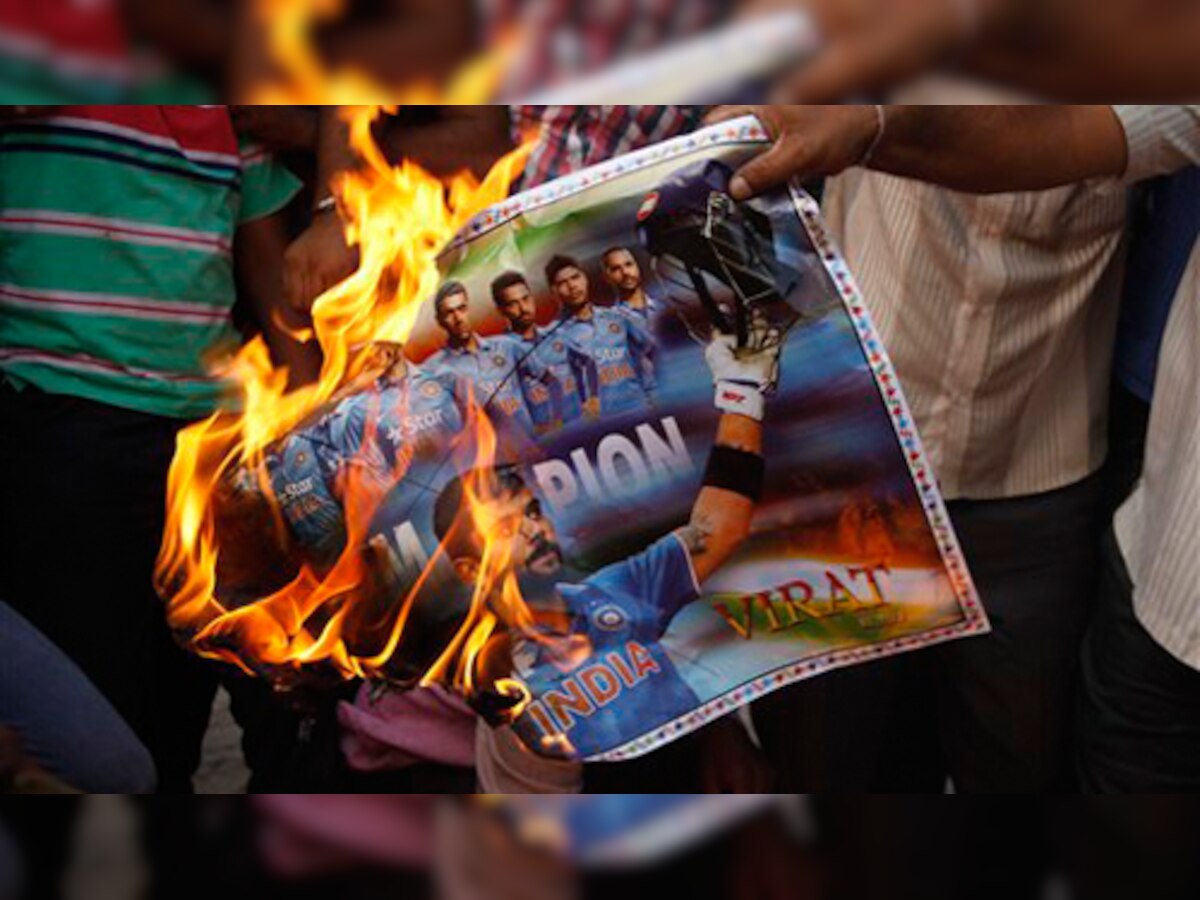 टीम इंडिया की हार से दुखी क्रिकेट प्रेमियों ने तोड़ डाला टीवी , खिलाड़ियों के पोस्टर जलायें
