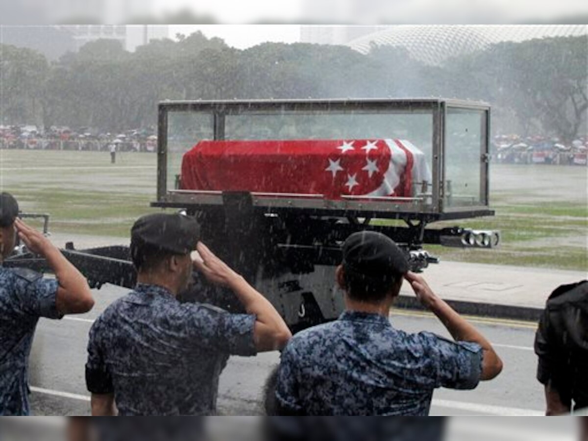 सिंगापुर में बारिश के बीच Lee को अंतिम विदाई देने के लिए उमड़े लोग