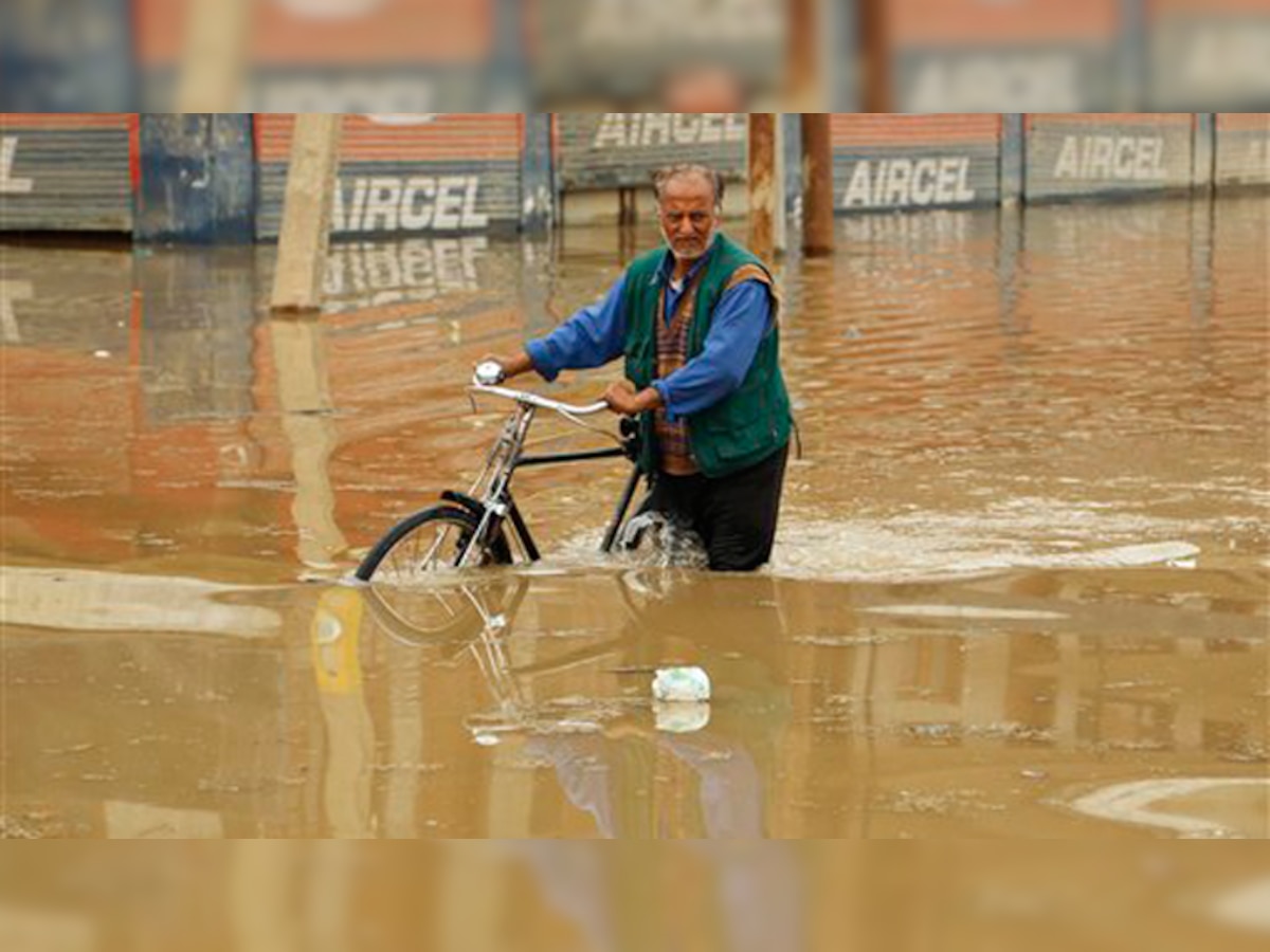 कश्मीर में फिर हुई तेज बारिश, झेलम का पानी उतरा लेकिन बाढ़ का खतरा बरकरार