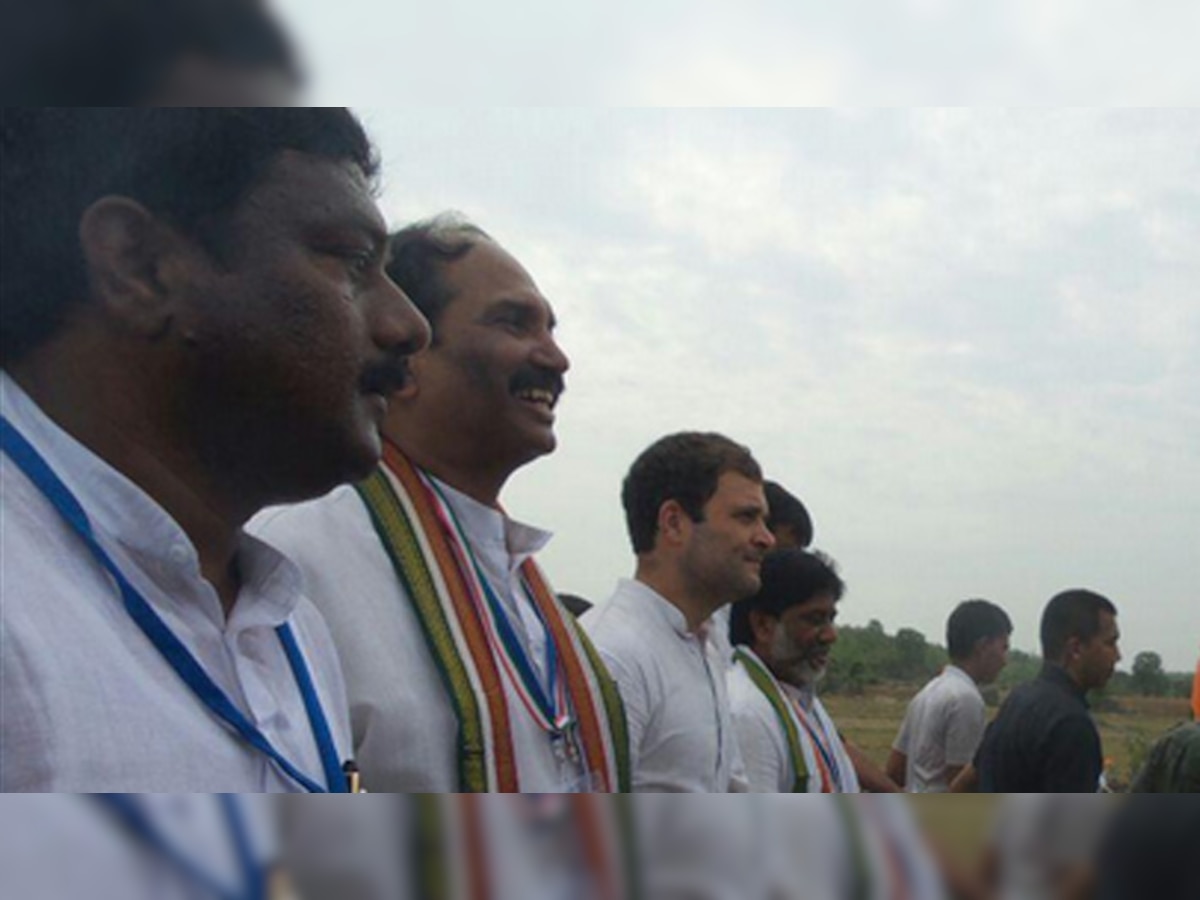 राहुल गांधी की तेलंगाना में पदयात्रा, प्रभावित किसानों से की मुलाकात