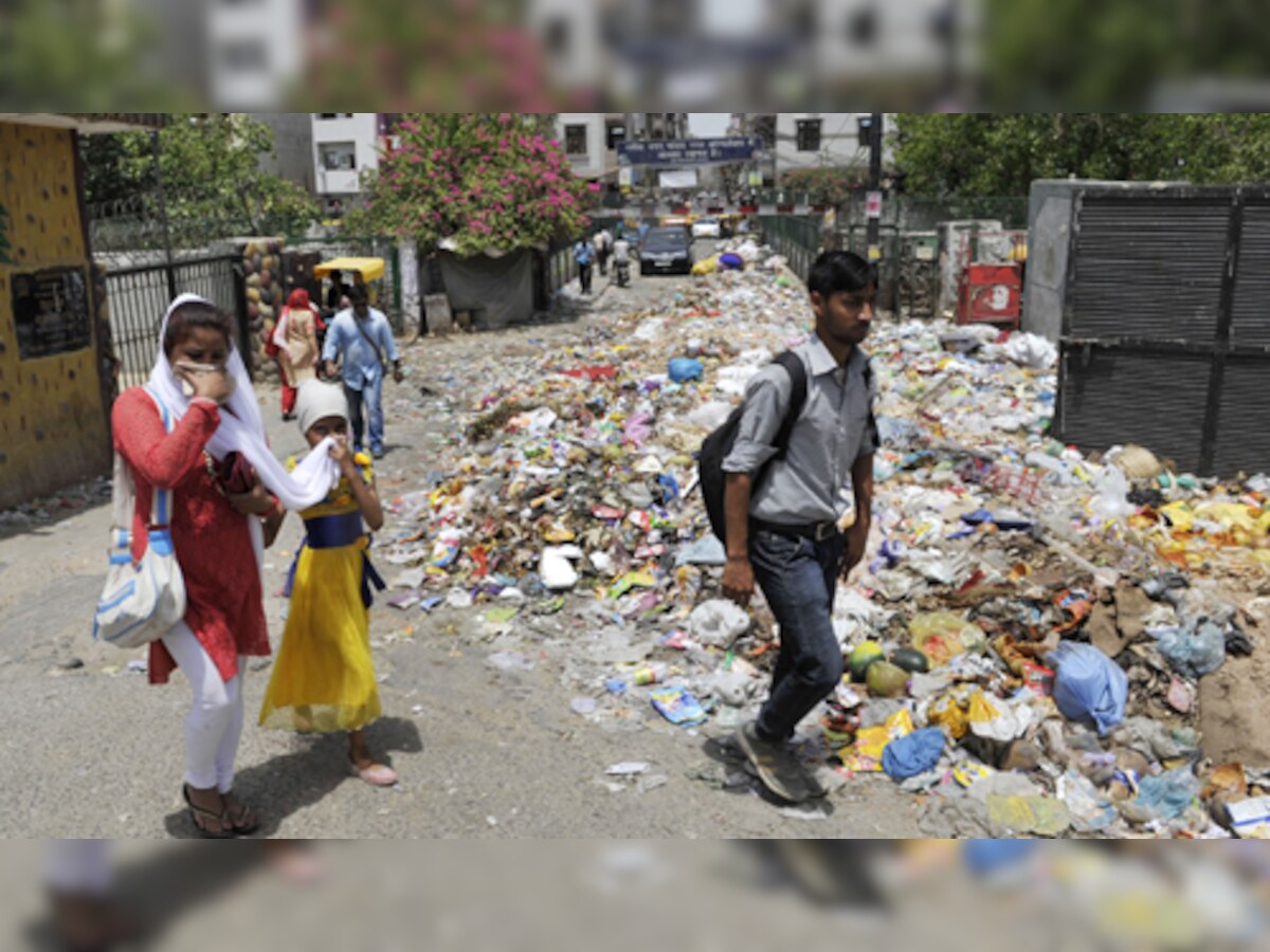 दिल्ली कूड़ा संकट : आप नेताओं ने झाड़ू उठाया, दिल्लीवासी बोले-यह 'डर्टी पॉलिटिक्स' है