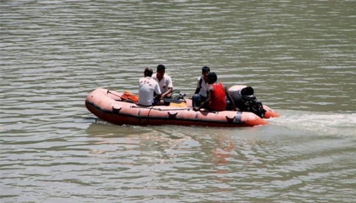 टनकपुर: पूर्णागिरी धाम के दर्शन के लिए आए 3 युवक शारदा नदी में बहे टनकपुर: पूर्णागिरी धाम के दर्शन के लिए आए 3 युवक शारदा नदी में बहे