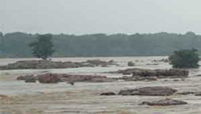 उफनती नदी में फंसे दो दर्जन पर्यटकों को रेस्क्यू टीम ने बचाया उफनती नदी में फंसे दो दर्जन पर्यटकों को रेस्क्यू टीम ने बचाया