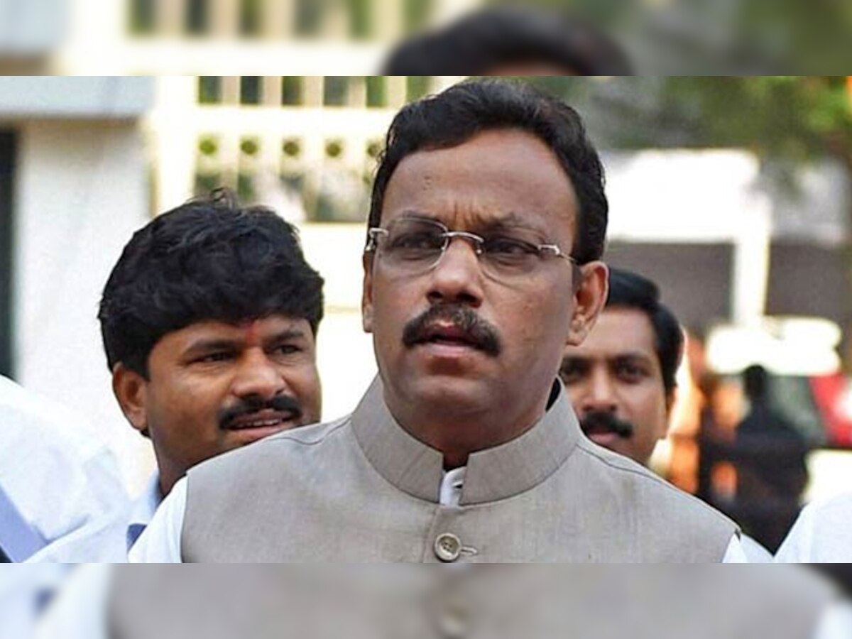 महाराष्ट्र के एक और मंत्री विवादों में फंसे, विनोद तावड़े पर बिना ई-टेंडरिंग 191 करोड़ का ठेका देने का आरोप