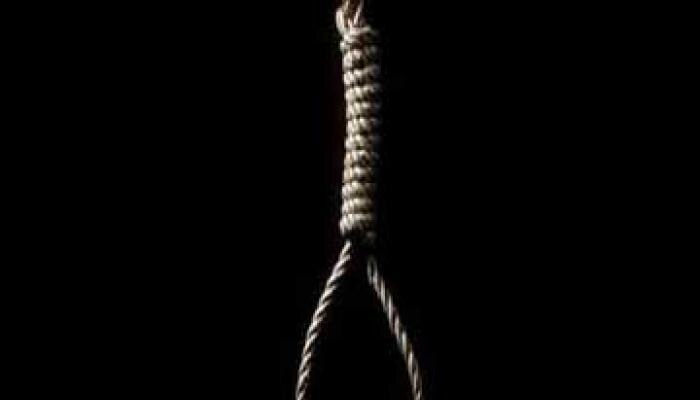 बच्ची की गला दबाकर हत्या कर खुद लगायी फांसी बच्ची की गला दबाकर हत्या कर खुद लगायी फांसी